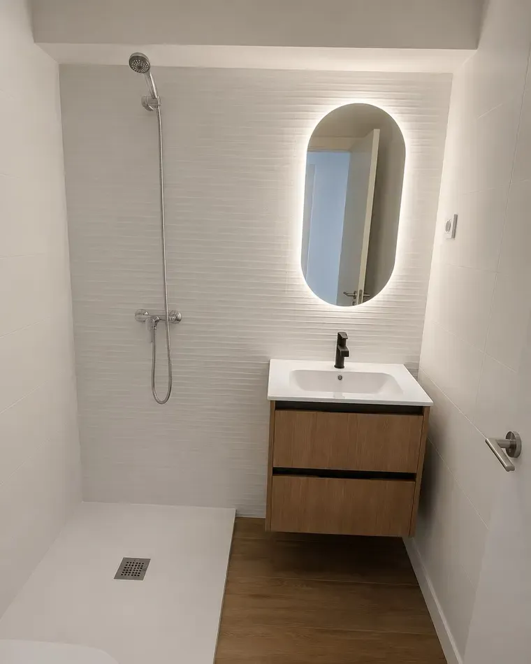 Baño con mueble suspendido y espejo con luz