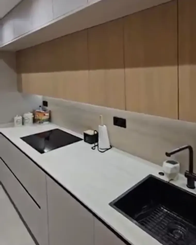 Cocina con frentes sin tirador y encimera clara