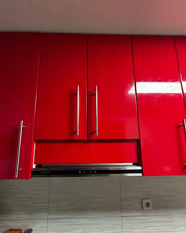 Cocina con muebles altos y campana integrada