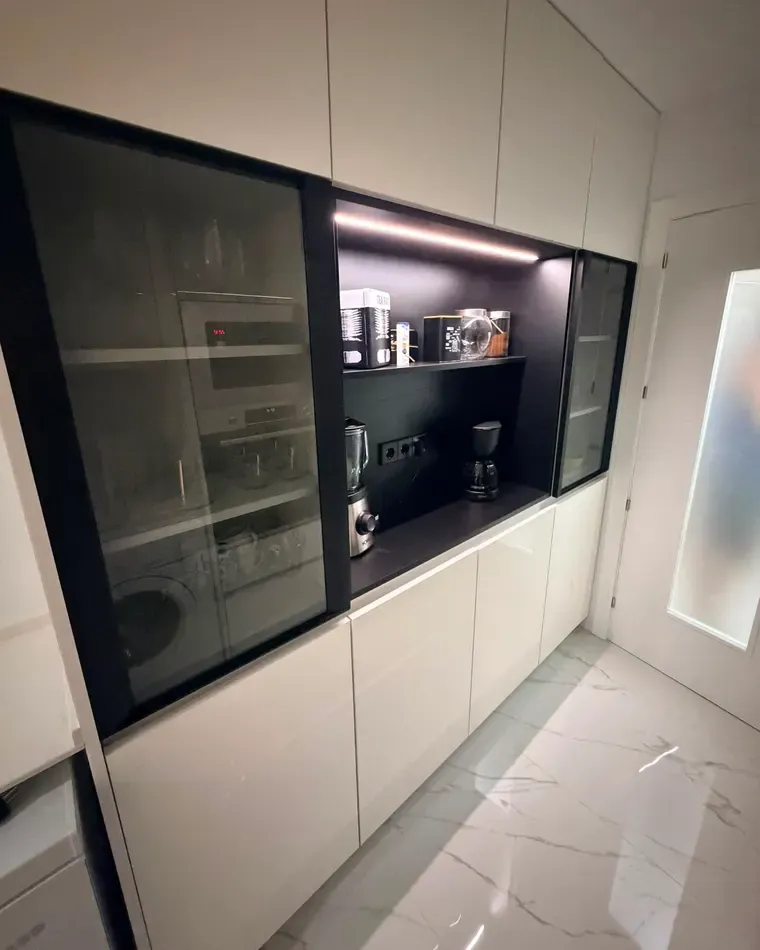Office con mueble a medida y nicho iluminado
