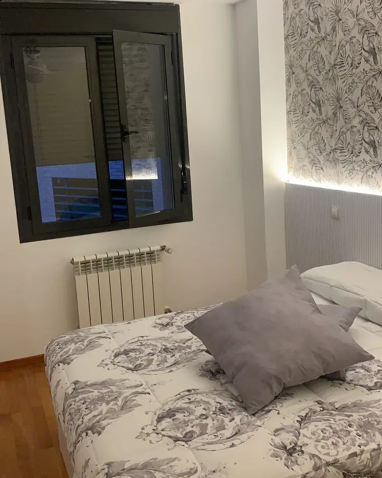 Dormitorio con ventilador de techo instalado