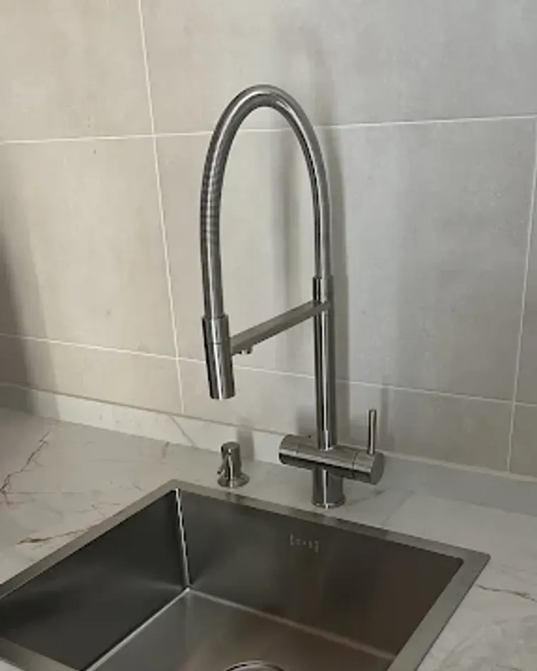 Fregadero bajo encimera con grifo extraíble
