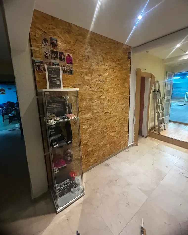 Escaparate de local comercial con revestimiento nuevo